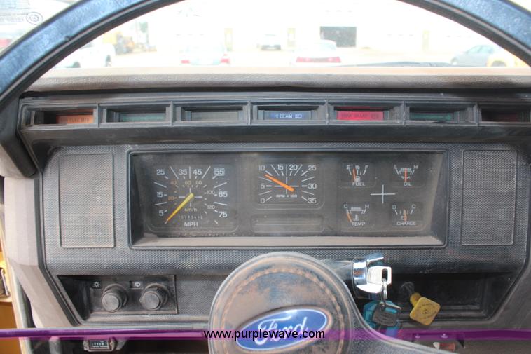 image for item H2596 1996 Ford F800 dump truck