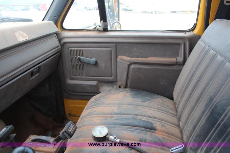 image for item H2596 1996 Ford F800 dump truck