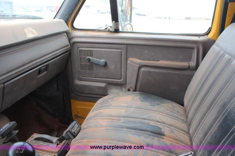 image for item H2596 1996 Ford F800 dump truck