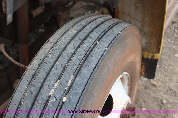 image for item H2596 1996 Ford F800 dump truck