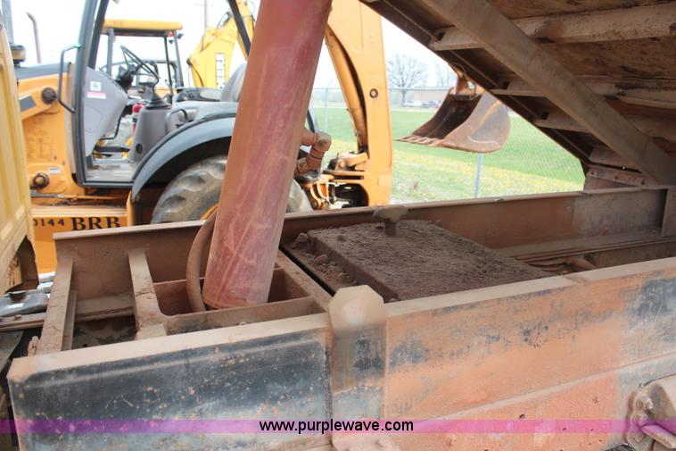 image for item H2596 1996 Ford F800 dump truck