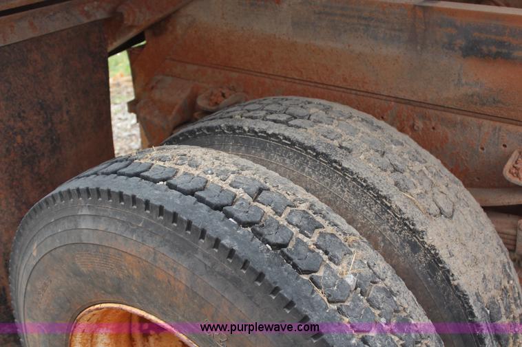 image for item H2596 1996 Ford F800 dump truck