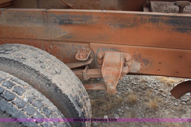 image for item H2596 1996 Ford F800 dump truck