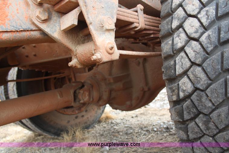 image for item H2596 1996 Ford F800 dump truck