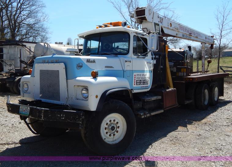 image for item H3458 1980 Mack RS685LS crane truck