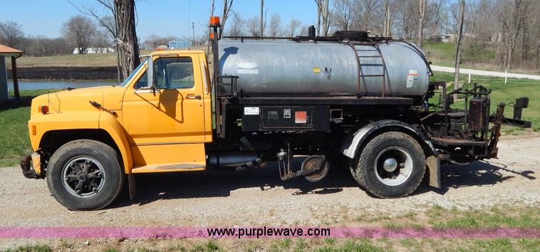 image for item H3461 1991 Ford F800 oil distribution truck