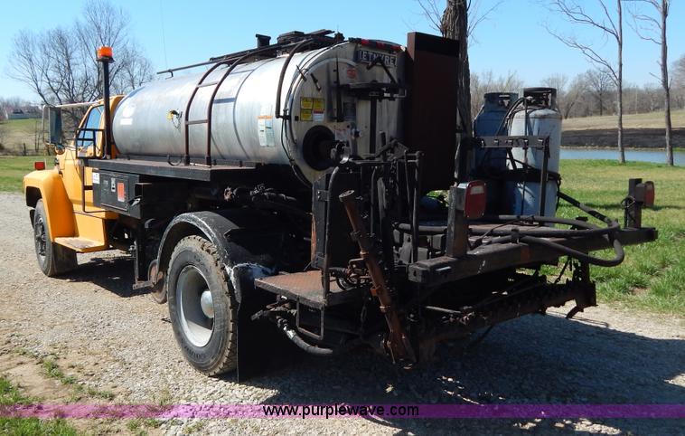 image for item H3461 1991 Ford F800 oil distribution truck