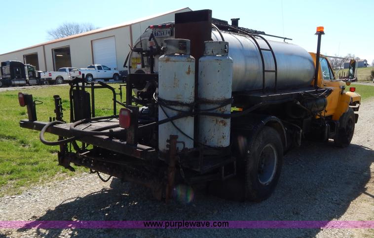 image for item H3461 1991 Ford F800 oil distribution truck