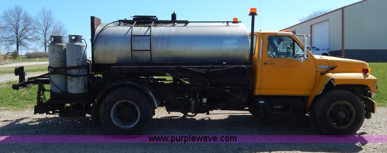 image for item H3461 1991 Ford F800 oil distribution truck