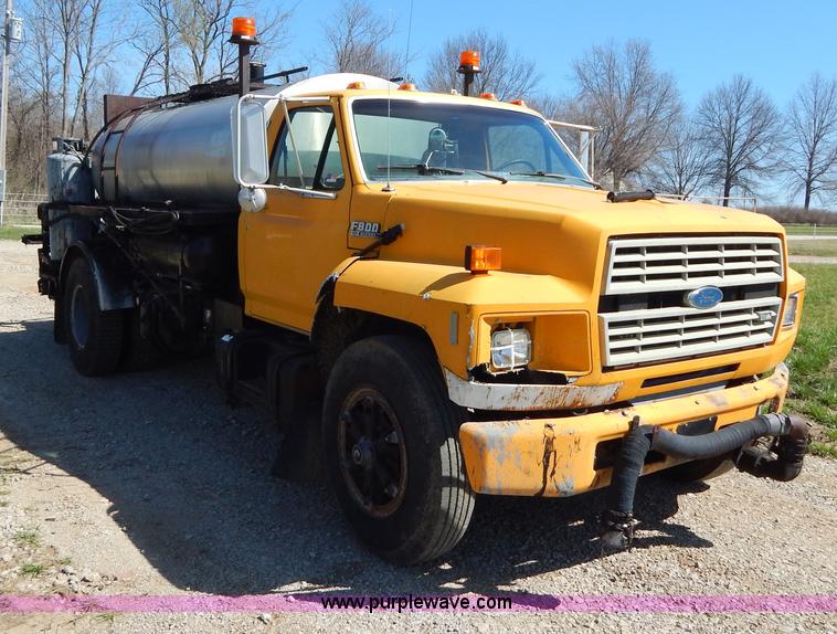image for item H3461 1991 Ford F800 oil distribution truck