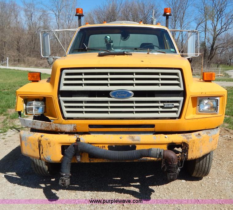 image for item H3461 1991 Ford F800 oil distribution truck