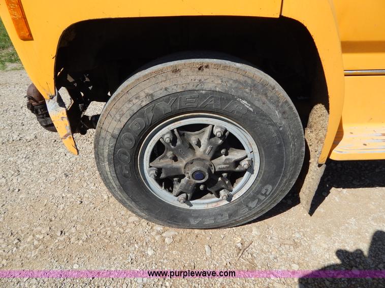 image for item H3461 1991 Ford F800 oil distribution truck