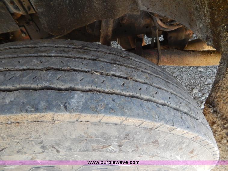 image for item H3461 1991 Ford F800 oil distribution truck