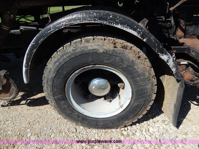 image for item H3461 1991 Ford F800 oil distribution truck