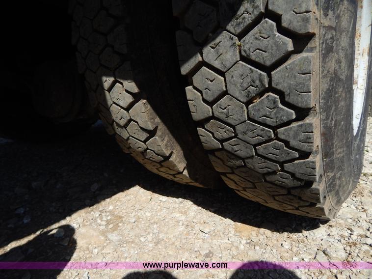 image for item H3461 1991 Ford F800 oil distribution truck