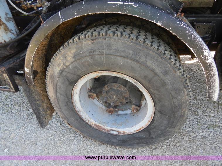 image for item H3461 1991 Ford F800 oil distribution truck