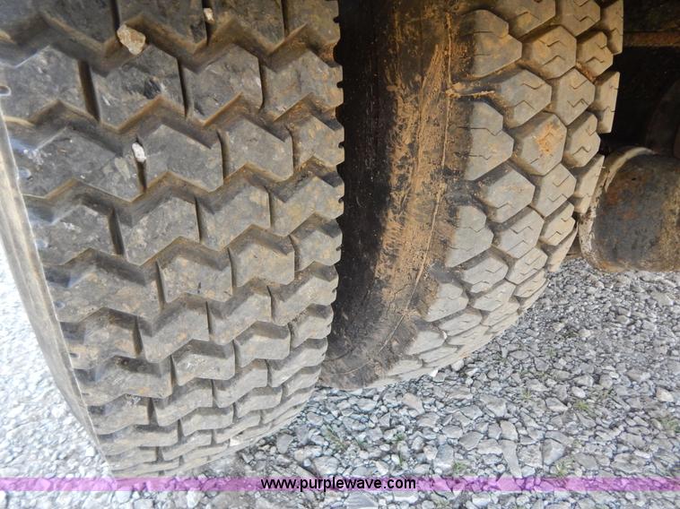 image for item H3461 1991 Ford F800 oil distribution truck