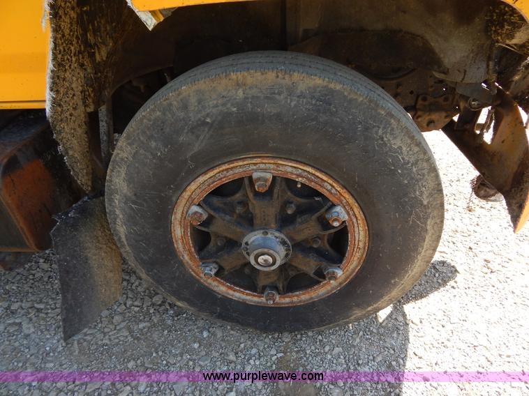 image for item H3461 1991 Ford F800 oil distribution truck