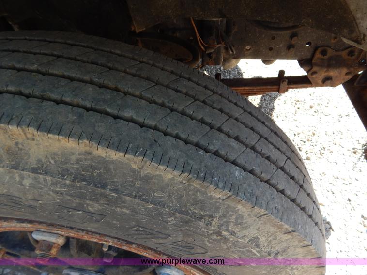 image for item H3461 1991 Ford F800 oil distribution truck