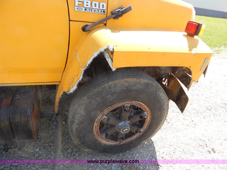image for item H3461 1991 Ford F800 oil distribution truck