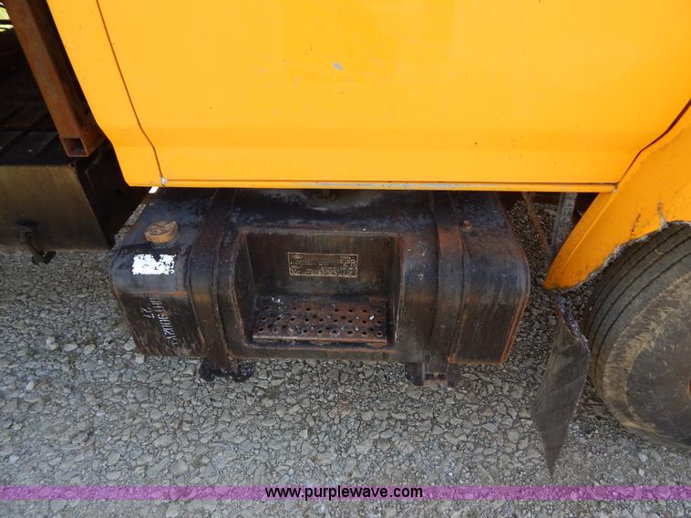 image for item H3461 1991 Ford F800 oil distribution truck