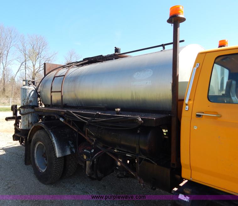 image for item H3461 1991 Ford F800 oil distribution truck