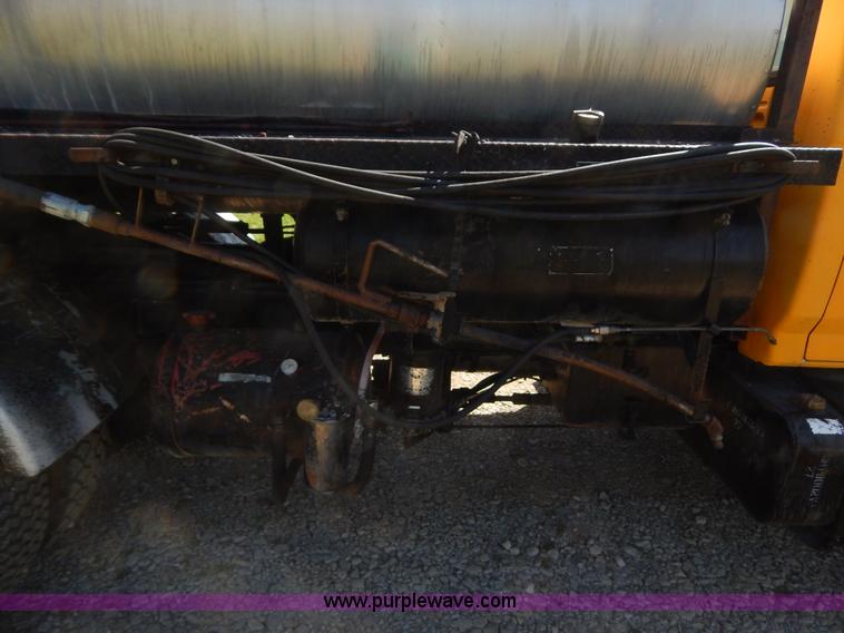 image for item H3461 1991 Ford F800 oil distribution truck