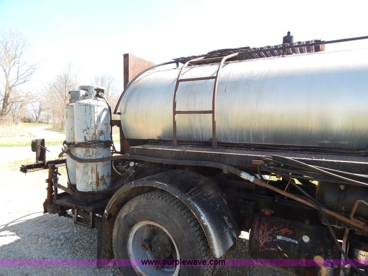 image for item H3461 1991 Ford F800 oil distribution truck