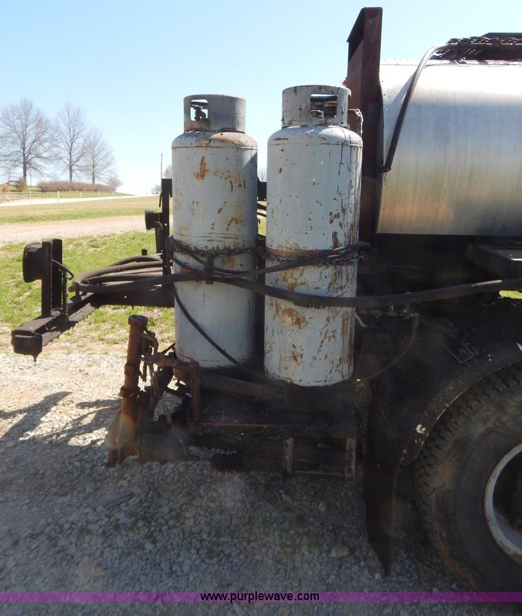 image for item H3461 1991 Ford F800 oil distribution truck