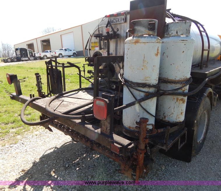 image for item H3461 1991 Ford F800 oil distribution truck