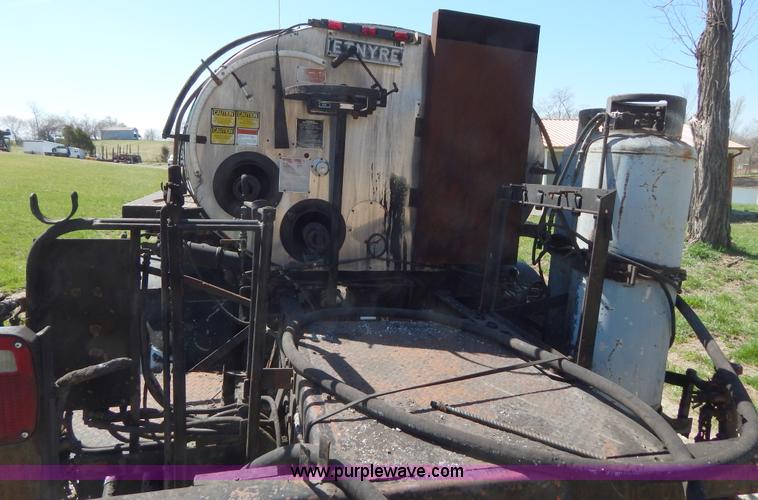 image for item H3461 1991 Ford F800 oil distribution truck