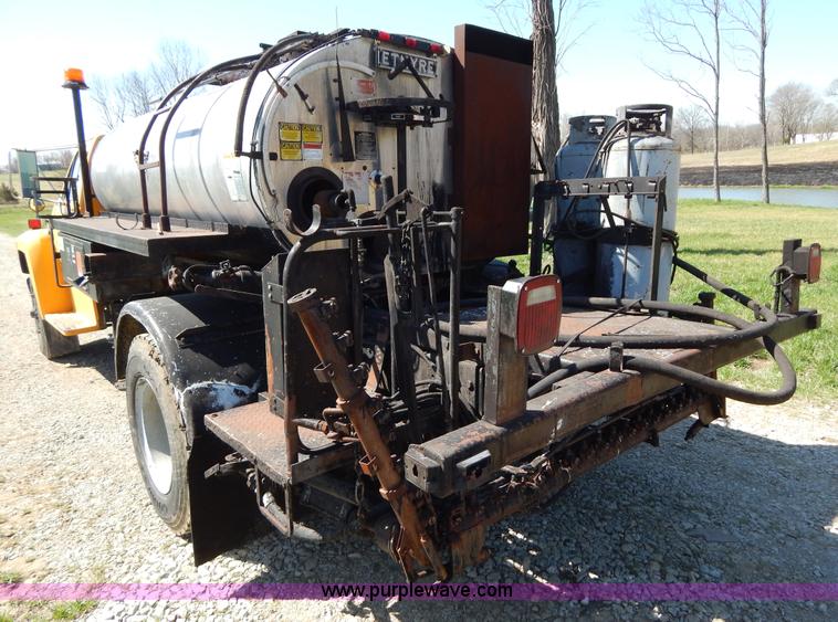 image for item H3461 1991 Ford F800 oil distribution truck