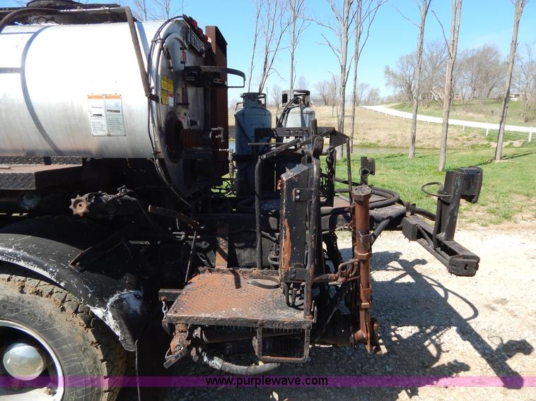 image for item H3461 1991 Ford F800 oil distribution truck