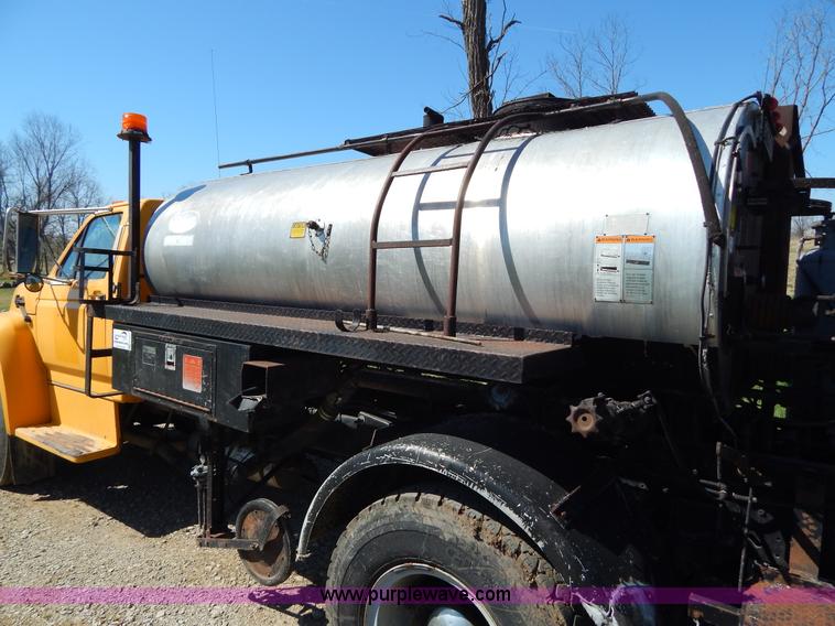 image for item H3461 1991 Ford F800 oil distribution truck