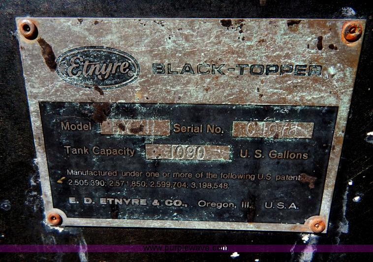 image for item H3461 1991 Ford F800 oil distribution truck