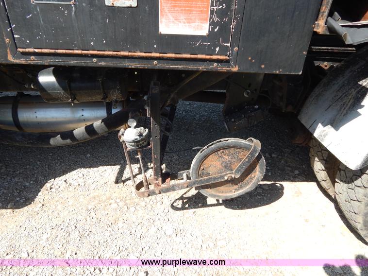 image for item H3461 1991 Ford F800 oil distribution truck