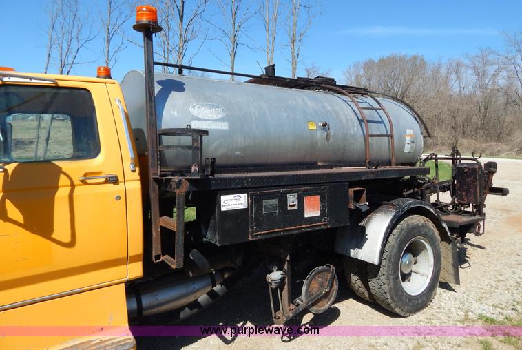 image for item H3461 1991 Ford F800 oil distribution truck