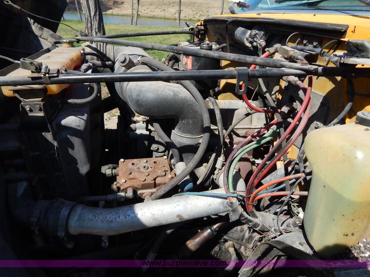 image for item H3461 1991 Ford F800 oil distribution truck