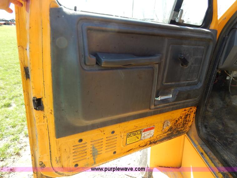 image for item H3461 1991 Ford F800 oil distribution truck