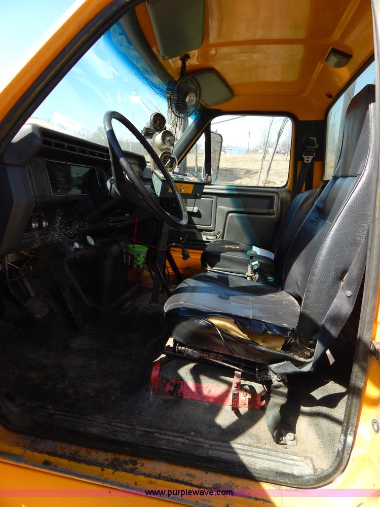 image for item H3461 1991 Ford F800 oil distribution truck