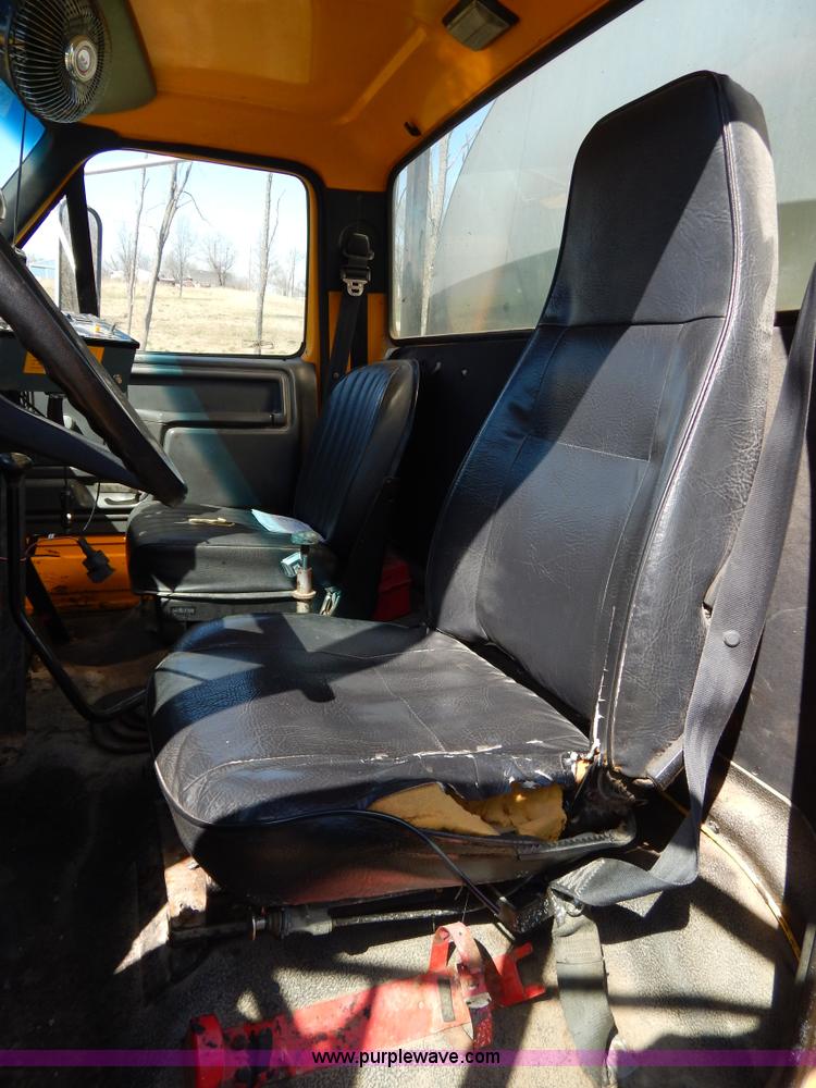 image for item H3461 1991 Ford F800 oil distribution truck