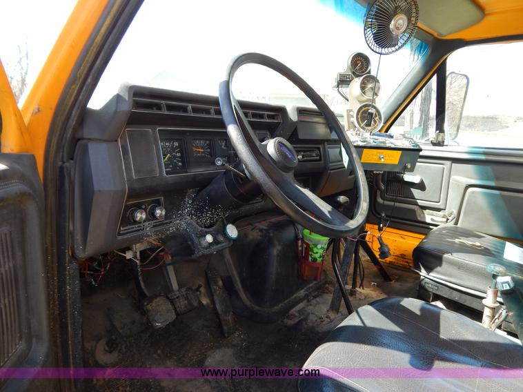 image for item H3461 1991 Ford F800 oil distribution truck