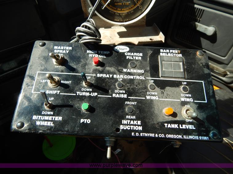 image for item H3461 1991 Ford F800 oil distribution truck