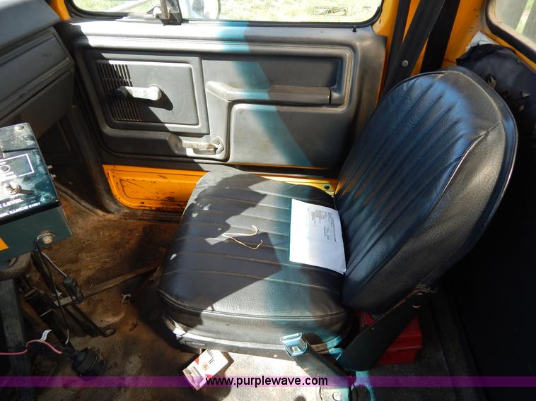 image for item H3461 1991 Ford F800 oil distribution truck