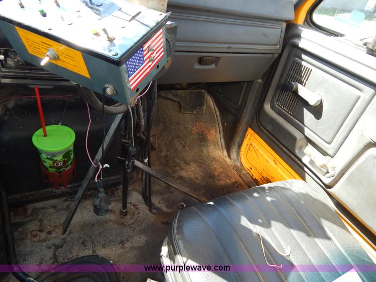 image for item H3461 1991 Ford F800 oil distribution truck