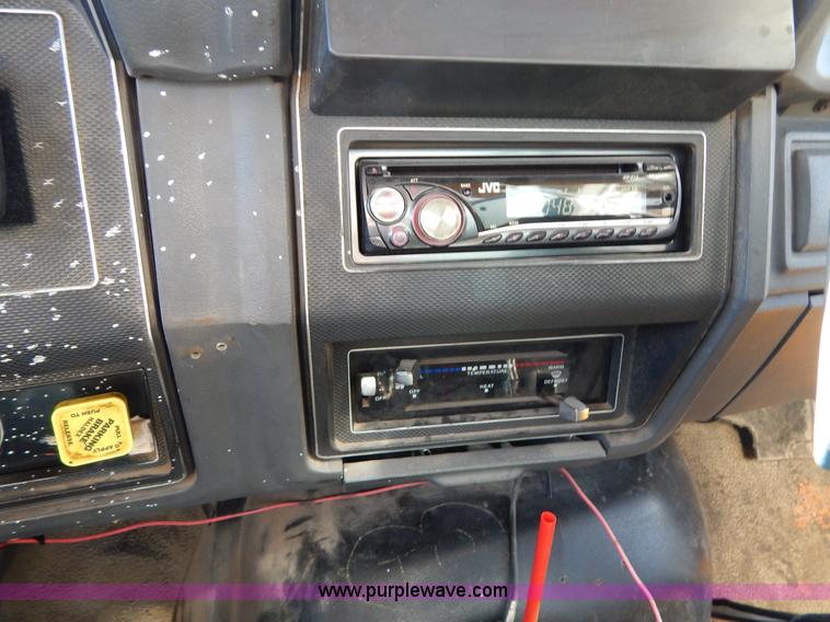 image for item H3461 1991 Ford F800 oil distribution truck