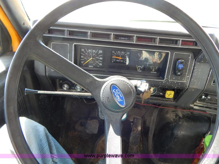 image for item H3461 1991 Ford F800 oil distribution truck