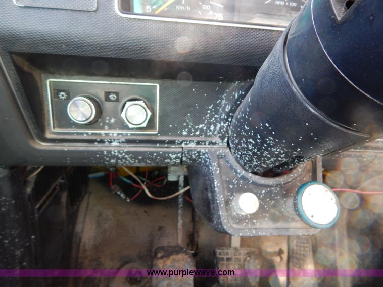 image for item H3461 1991 Ford F800 oil distribution truck