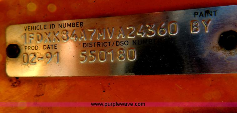 image for item H3461 1991 Ford F800 oil distribution truck