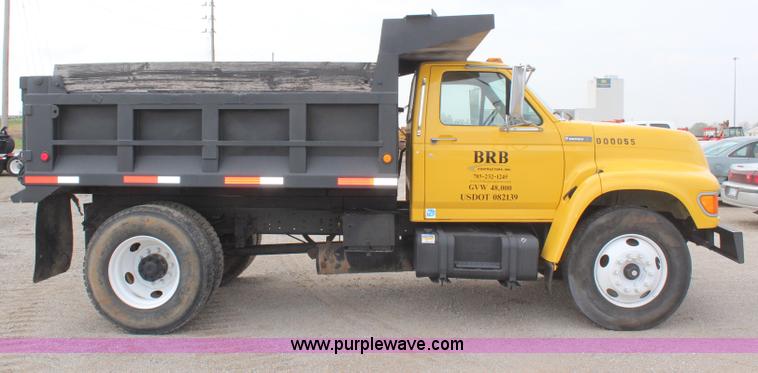 image for item H6013 1997 Ford F800 dump truck
